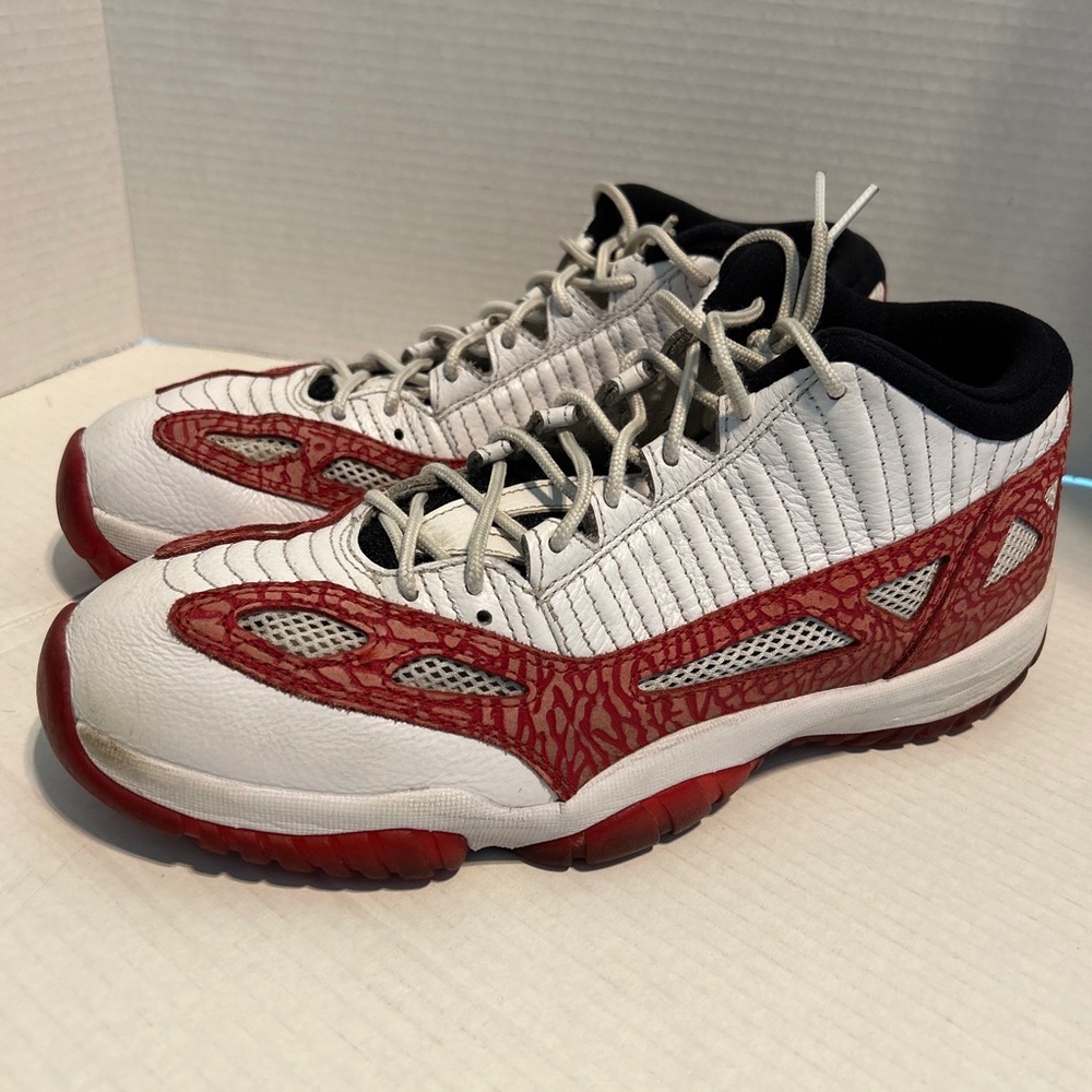 AIR JORDAN XI 11 RETRO LOW IE MEN SZ 11.5 WHITE GYM RED PREOWNED 919712- 101